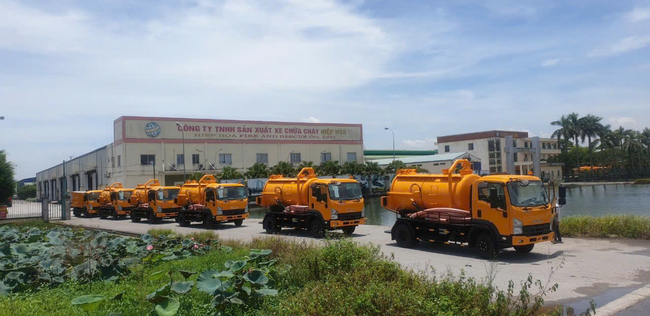 Xe xi téc vận chuyển chất thải công nghiệp của Hiệp Hòa – giải pháp thu gom xử lý chất thải hiệu quả